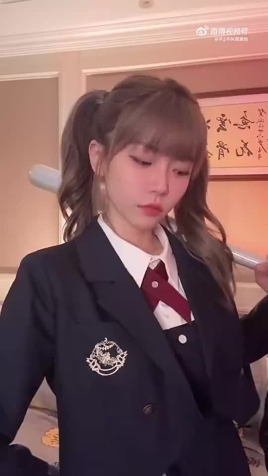 喜欢吗周淑怡偷闲扮演清纯女高中生美式制服短裙整得一手好活