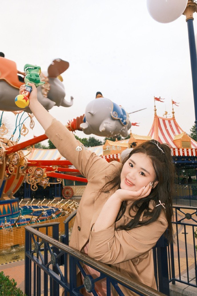 今天是可爱的"大宝贝"!刘禹彤晒照:去迪士尼开心|刘禹彤|山西女篮_新