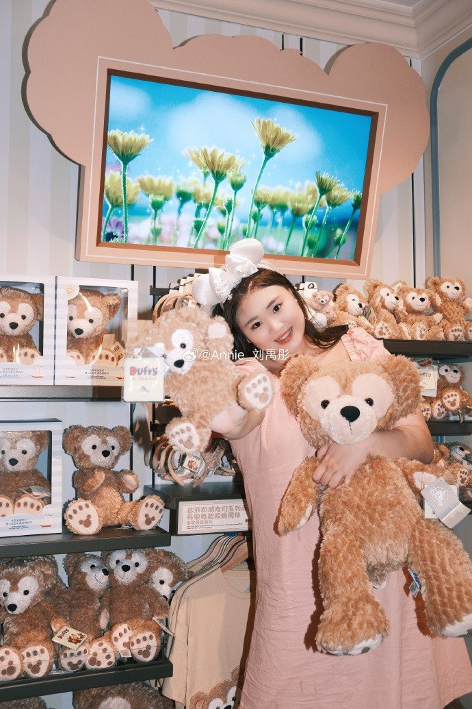 今天是可爱的"大宝贝"!刘禹彤晒照:去迪士尼开心__财经头条