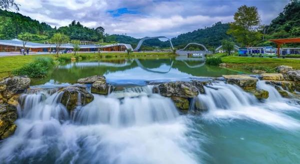 56个展园,蓝绿交织,城景交汇,凸显出"绿色,多彩,文化,智慧"四大亮点