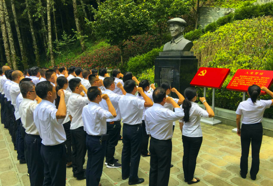 依托艾思奇纪念馆,杨善洲干部学院,李鑫和朱家璧故居等本土红色资源