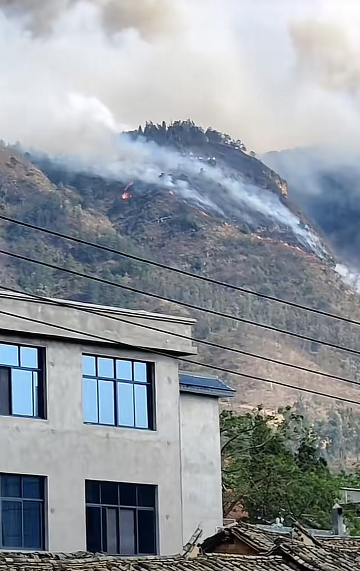 新京报记者,他在宜良县狗街镇马军村,16时左右注意到村里的山着火了
