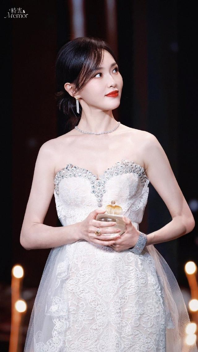 唐嫣时隔7年再登封面高定造型惊艳众人留短发的汪小姐太美了