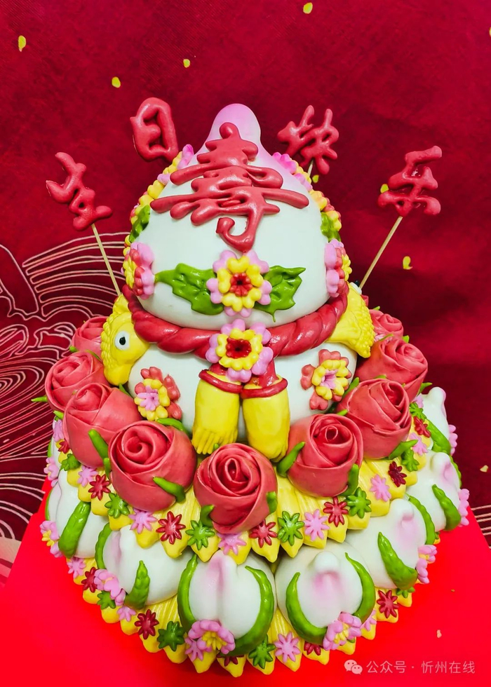 "寿桃蛋糕"结婚礼馍的传统样式就是"龙凤呈祥".