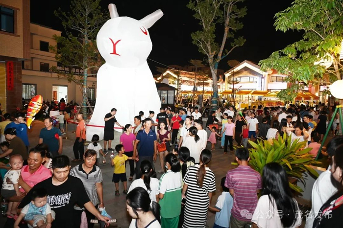 市民趁油城墟。