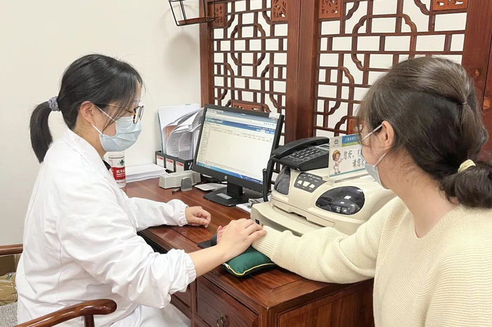 邀请中医专家定期坐诊,提供中医基本诊疗,中医