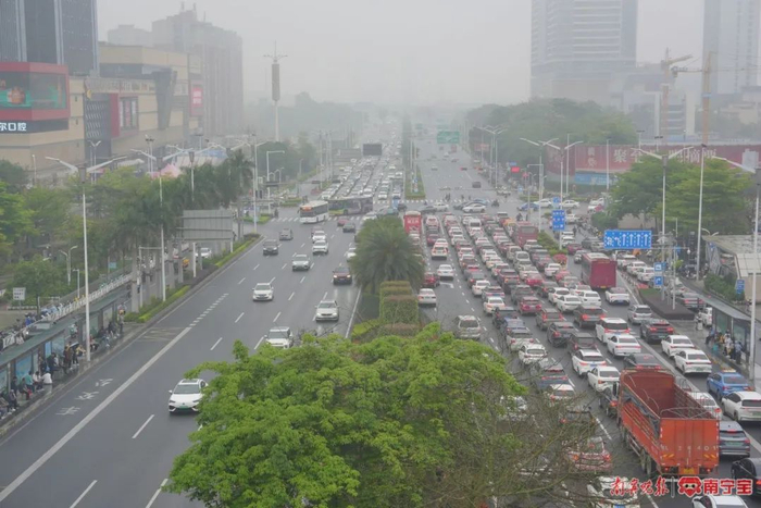 4月10日17时许，民族大道埌东汽车站前路段，出城车辆增多
