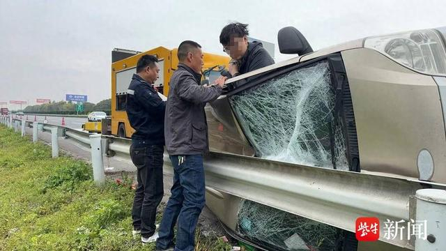 面包车侧翻过路120立即停车急救