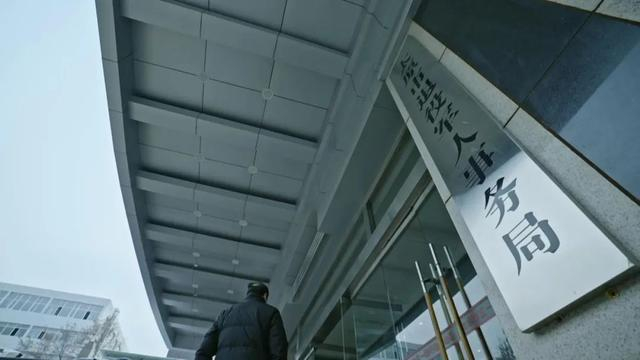 他的遗骸与树根缠在一起胸腔里还有7颗炮弹弹珠人民日报