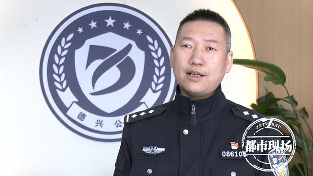 上饶德兴市公安局刑警大队 副大队长 陈星:据他供述,内心也很慌张,也