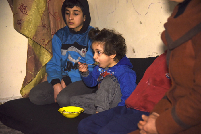 1月24日,在叙利亚北部城市阿勒颇,哈迪娅·卡迈勒·库尔迪和一对儿女