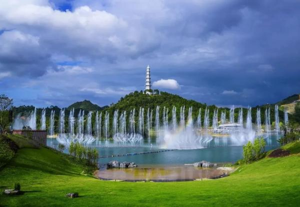 56个展园,蓝绿交织,城景交汇,凸显出"绿色,多彩,文化,智慧"四大亮点