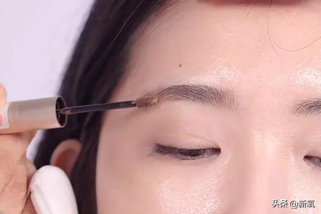 整条眉毛就是标准眉的画法,平缓,稍粗.