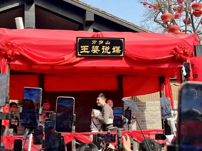 农村单身男人淹没在王婆舞台下