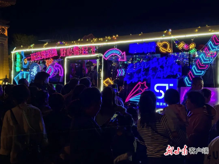 游客在伏羲庙广场前排队乘坐蹦迪专线。