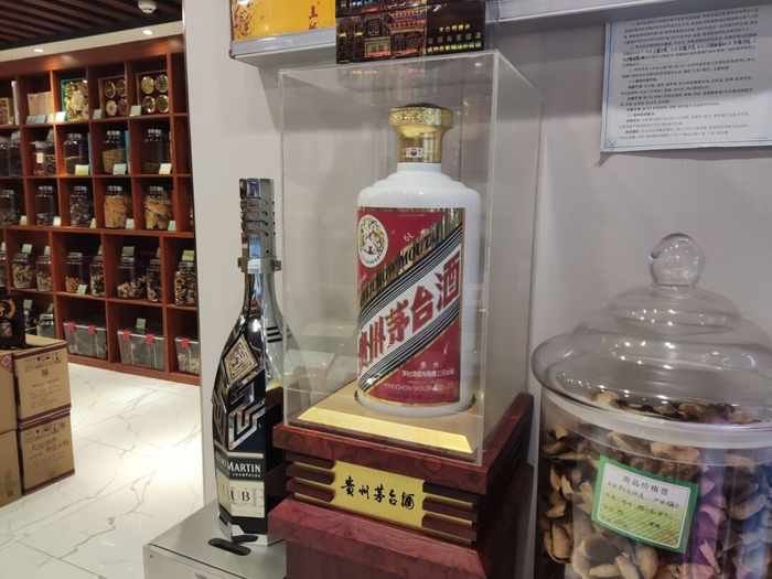 广州地区某烟酒店店面陈设 《消费者报道》摄