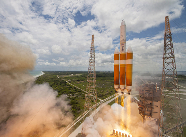 美国发射机密军用卫星德尔塔4重型火箭迎谢幕之旅