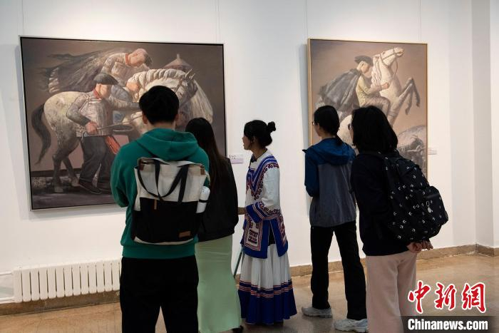 彝族画家瓦其比火油画艺术作品展亮相中央民族大学