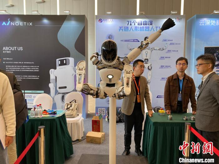 灵心巧手产品经理张佳佳表示,该款机器人采用刚柔软耦合的仿生结构,可