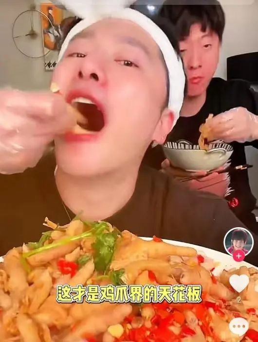 吃鸡爪的朱梓骁（视频截图）