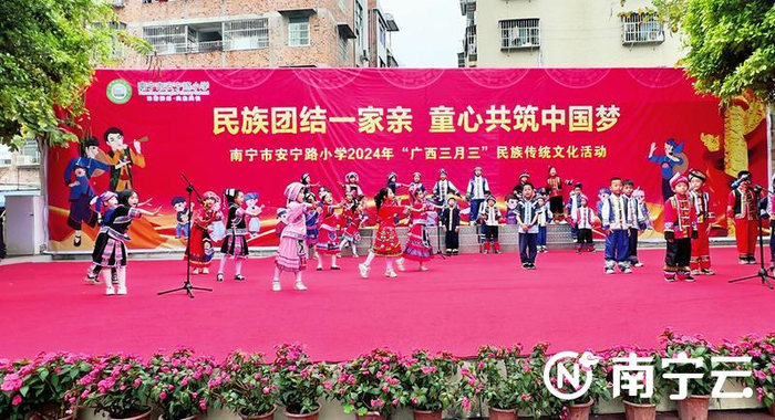 南宁市安宁路小学学生欢快歌唱，展现对民族传统文化的热爱。记者 潘浩 摄