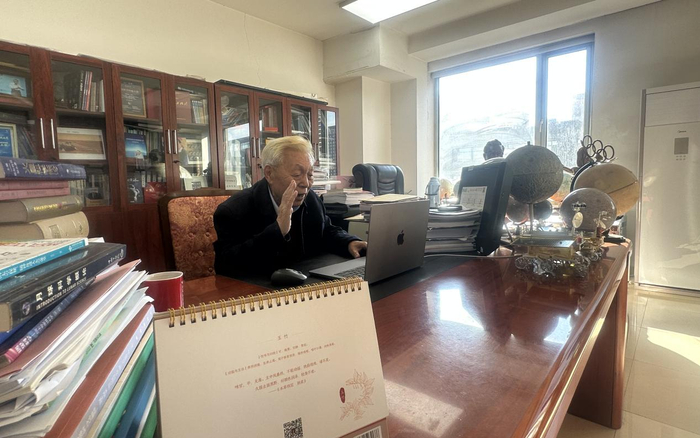 2023年11月16日，在开课时，欧阳自远跟学生们打招呼。 新京报记者刘洋 摄