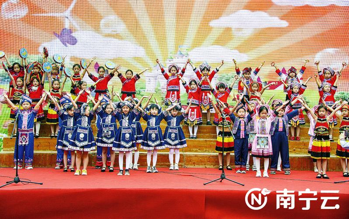 南宁市新兴民族学校学生身着民族盛装，精彩表演展风采。记者 黄维业 摄