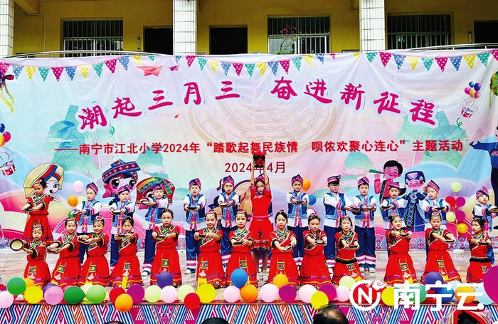 南宁市江北小学的文艺表演上，学生们踏歌起舞，表演《呗侬情深》。记者 黄运明 摄