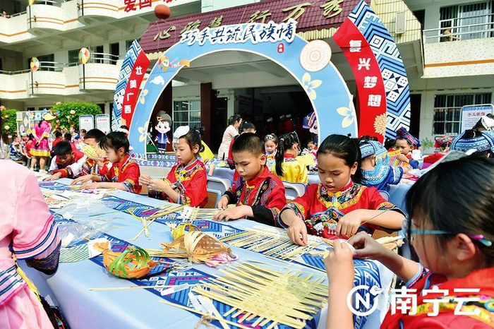 南宁市万秀小学学生制作手工艺品，感受传统文化魅力。记者 陈麒元 摄