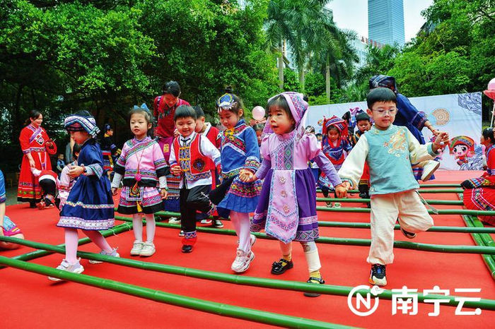 南宁市青秀区博雅山水美地幼儿园孩子们学跳竹竿舞，体验传统民俗。记者 黄维业 摄