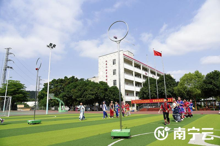 南宁市邕宁区永乐小学学生参与民族体育竞技。记者 黄红锦 摄