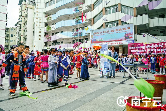 南宁市园湖路小学开展民族体育竞技体验活动，学生们在抛绣球。记者 叶子榕 摄