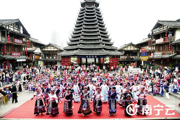 南宁高新区直属幼儿园教育集团师生们身着绚丽多彩的民族服装，表演了富有特色的歌舞节目。记者 黄红锦 摄