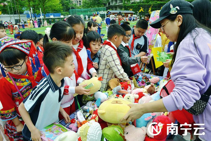南宁市翡翠园学校义卖物品活动受到学生欢迎。记者 梁枫 摄