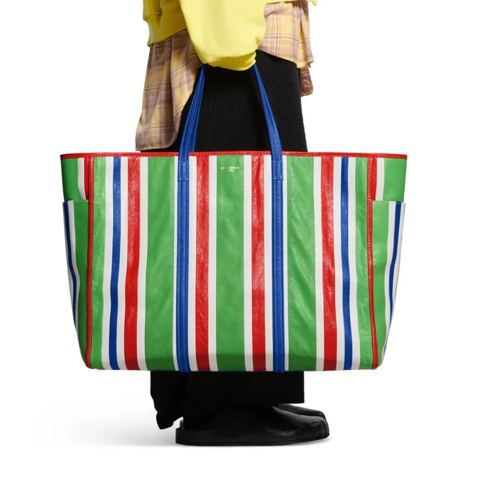 而且前几年大家不是都在嘲讽巴黎世家的编织袋么,小in还以为它只是打