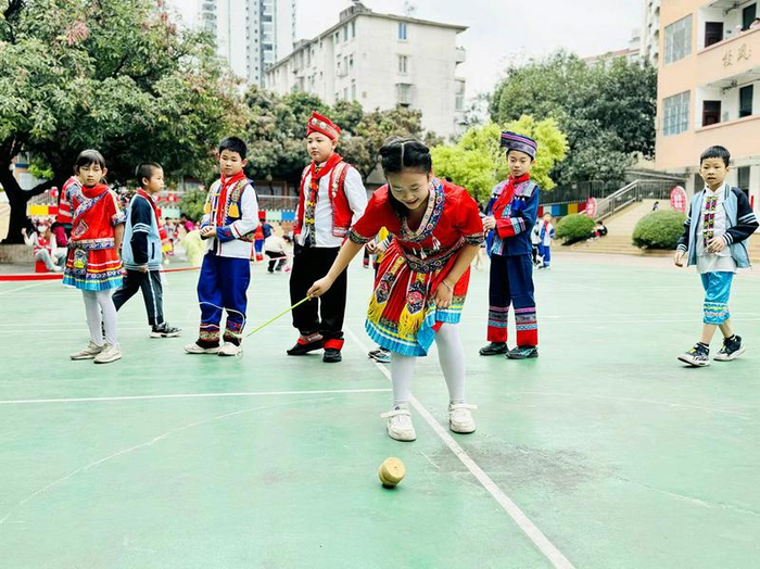 南宁市兴宁区虎邱小学学生体验打陀螺。（梁雯 摄）