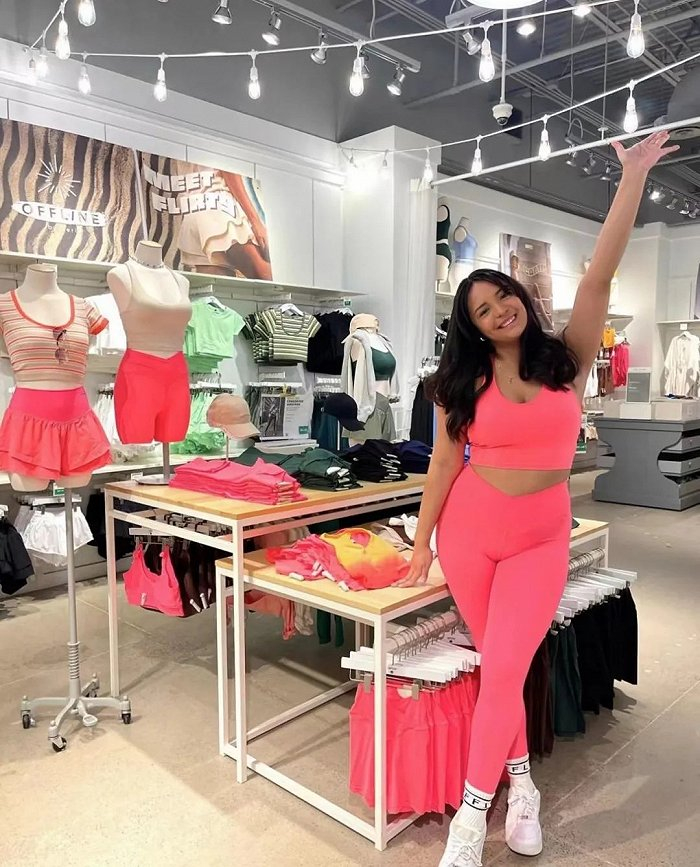 但面对同赛道里h&m,hollister旗下相似产品的压价,以及一众高端系列铺