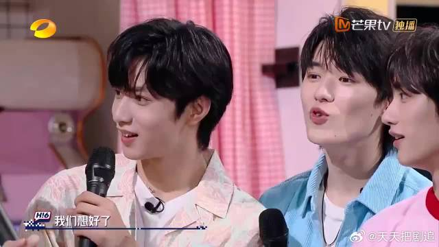 扣手也传染?看丁程鑫的刘耀文式扣手,动作太可爱