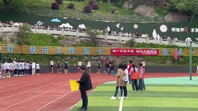 万州南京中学运动会一场国家二级运动员之间的短跑pk看看谁能获胜视频