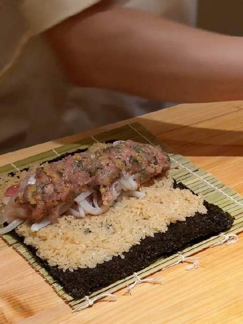 这么厚的一大卷超有内涵的寿司卷红红的三文鱼籽吃起来是爆珠口感