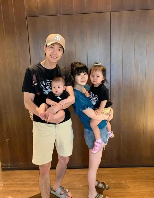 跟福原爱和解后江宏杰晒儿女嘴对嘴亲亲照网友感觉怪怪的