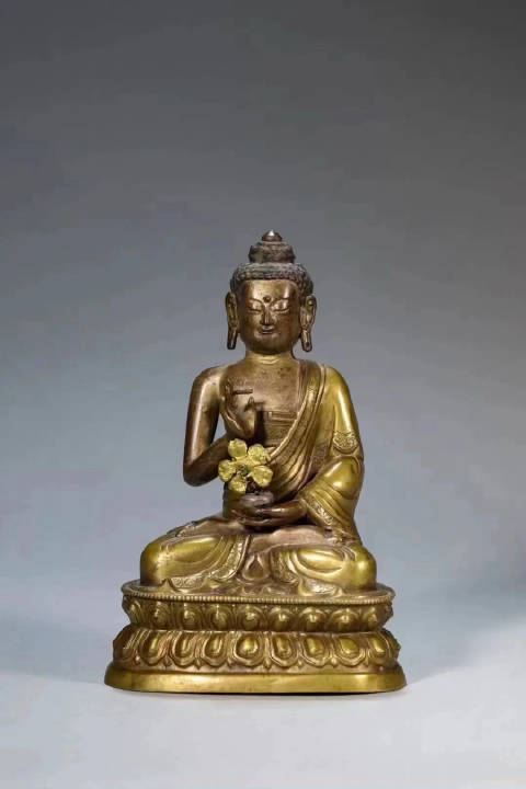 清67 铜鎏金药师佛 尺寸:67高18.8cm,宽12.2cm 重量:705克