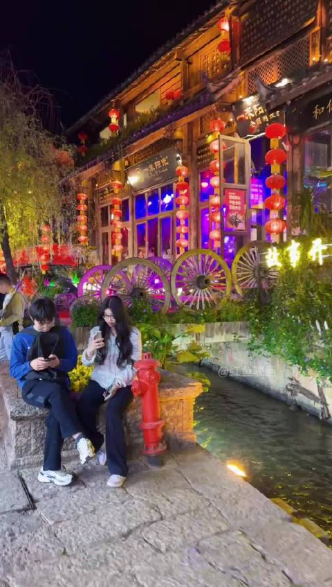 丽江四方街酒吧一条街夜景璀璨如星河尽享浪漫时光