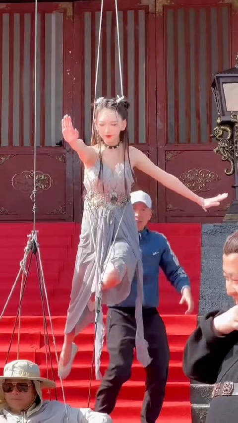 电影女侠吊威亚扮演飞天仙女光是摆造型镜头都要重复多次