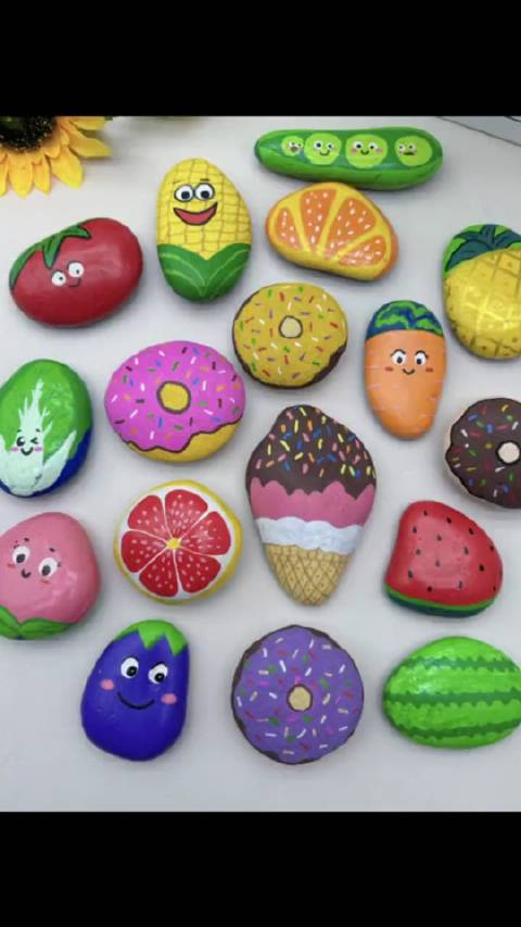圆圆的石头也太适合画甜甜圈了吧,周末和小朋友去捡石头画起来吧