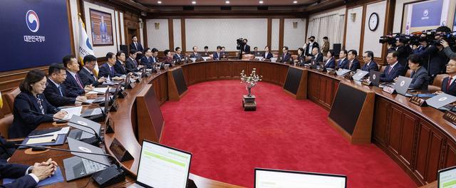 韩国国会选举执政党惨败，尹锡悦剩余3年任期改革施政阻力重重