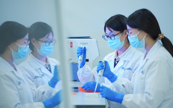 华夏英泰科研人员在做早期研发实验。华夏英泰供图