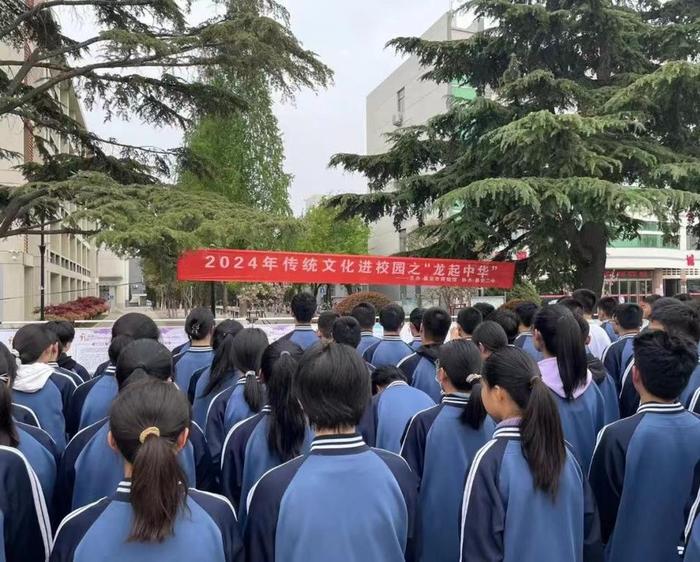 4月10日,泰安市博物馆(岱庙)的工作人员走进泰安二中,为学生带来了