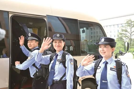 2023年9月25日，公安部赴塞尔维亚联巡警队民警乘车出发 &nbsp;图自中国公安部