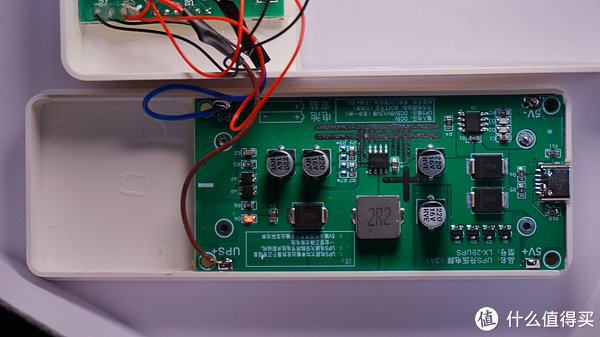 时钟显示模块的位置开槽,typec口对应位置开槽,按键针脚插入位置开孔